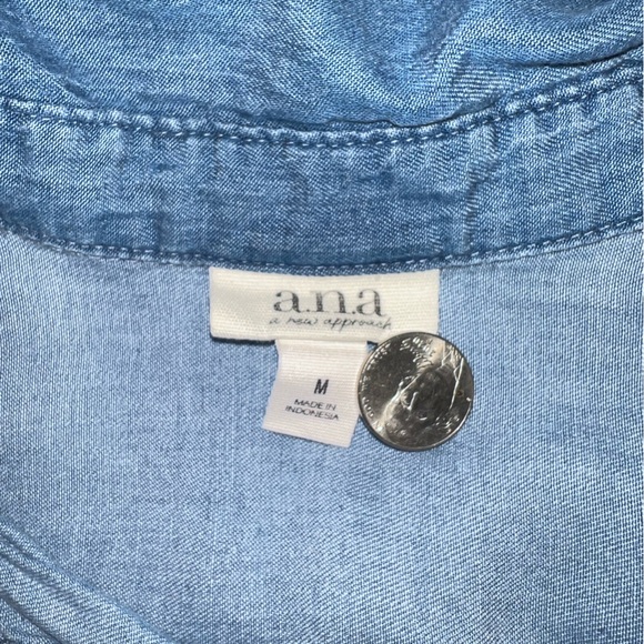 a.n.a Light Blue Button-Down Shirt Women’s Medium - Picture 3 of 4